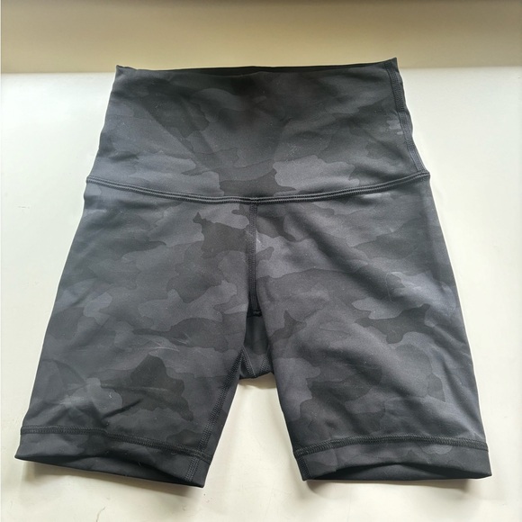 Lululemon Wunder train shorts 6” - Picture 2 of 6